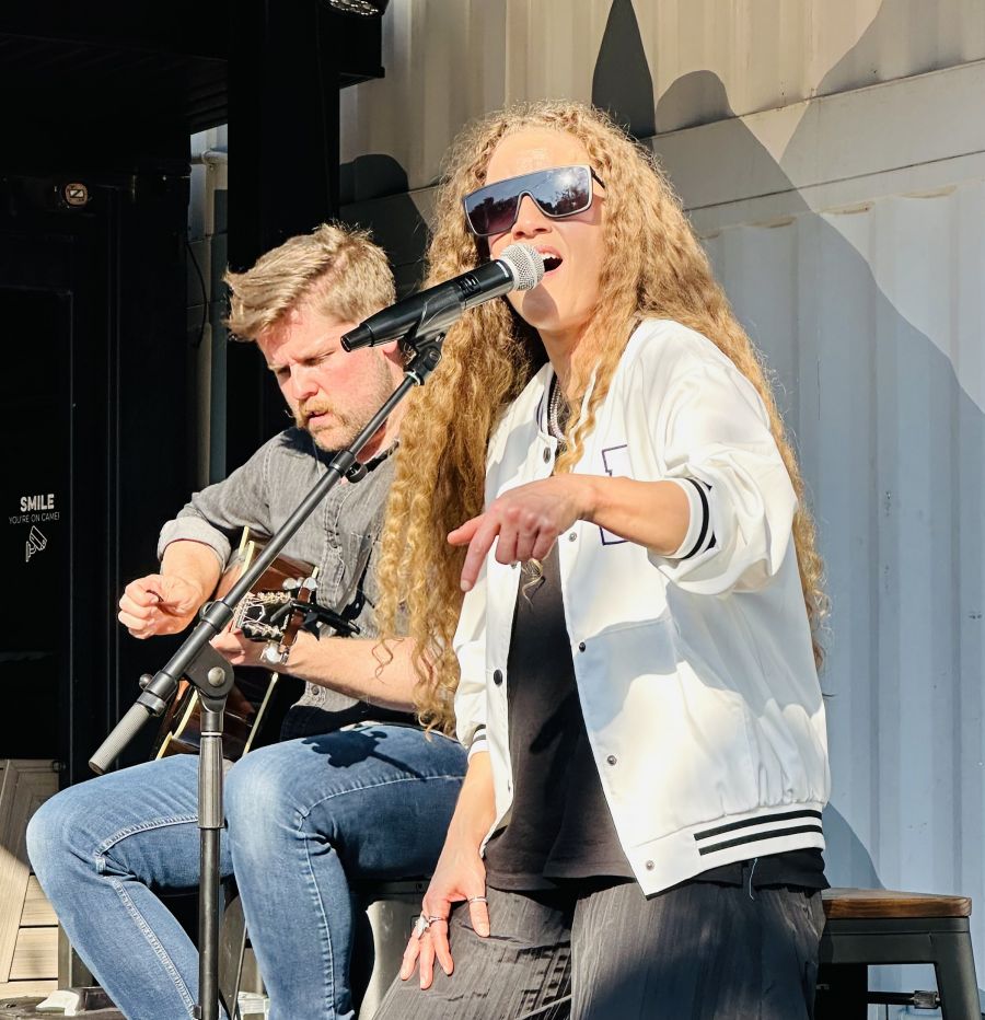 <who>Photo credits: Kerry MacNaull</who>Amanda Marshall played a free surprise pop-up concert at Red Bird Brewery on Wednesday afternoon.