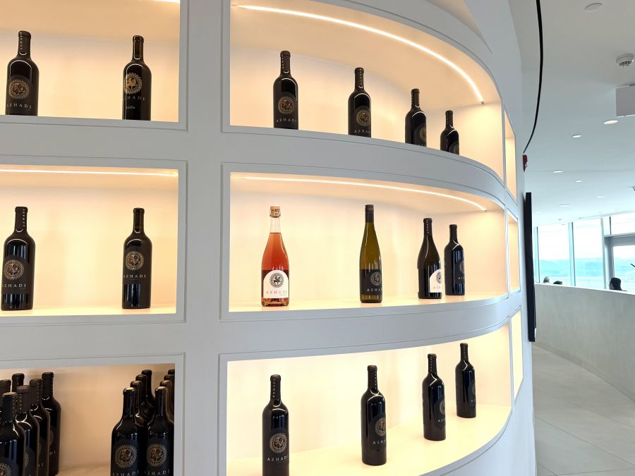 </who>A curved wall of wine.