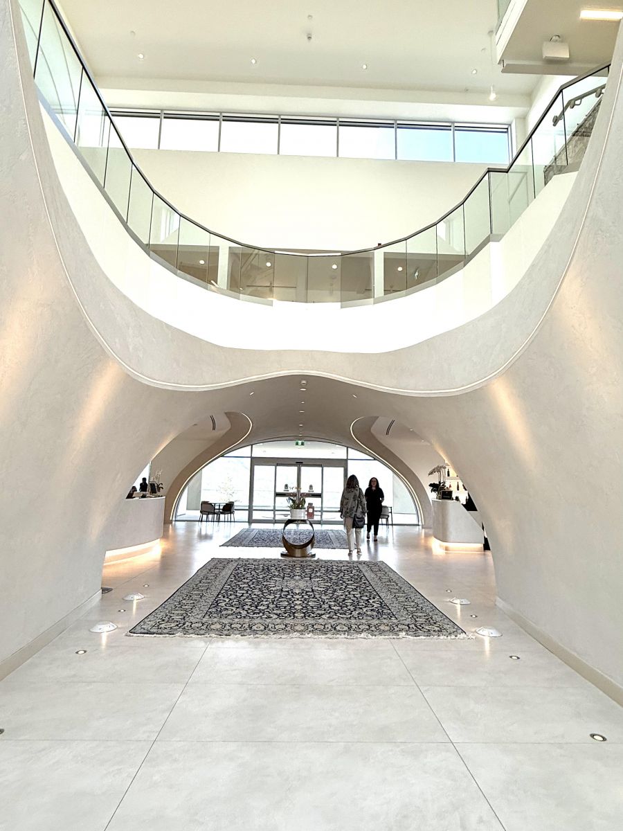 </who>A look into the 20-metre-tall entrance hall.