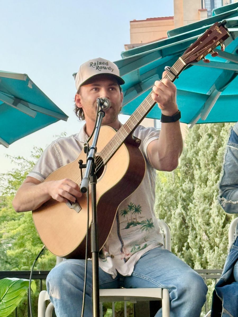 </who>Ben Chase sang his new hit 'Best Boat'.
