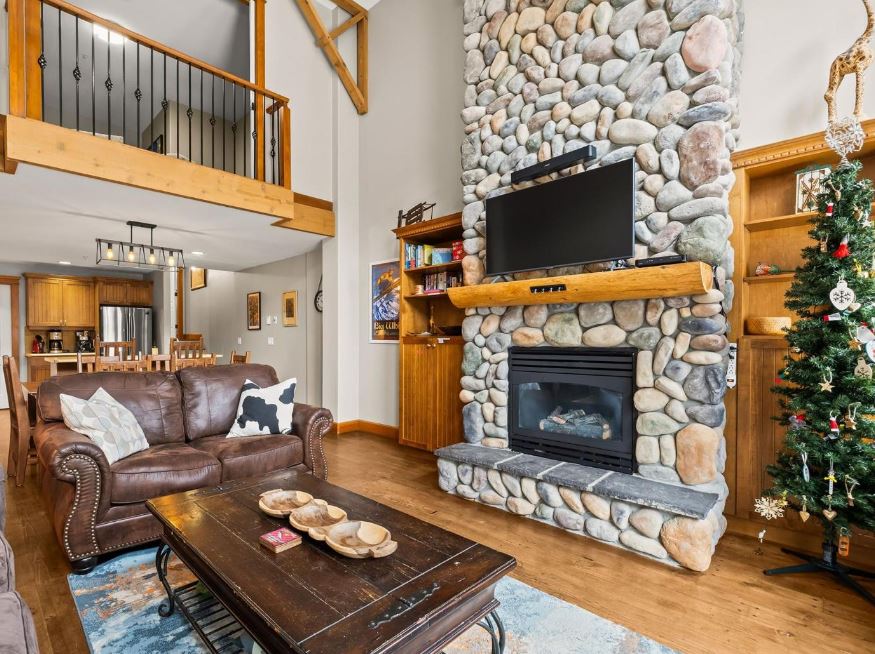 </who>A mountain-themed decor living room at Big White.