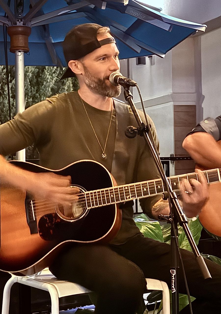 </who>Chad Brownlee sings 'Love Me or Leave Me'.