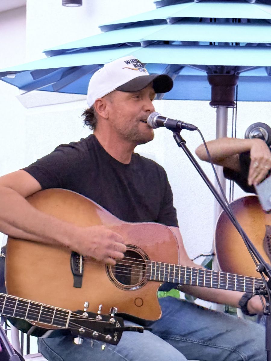 </who>Dave Faber sang his new hit 'Lookin' For You'.