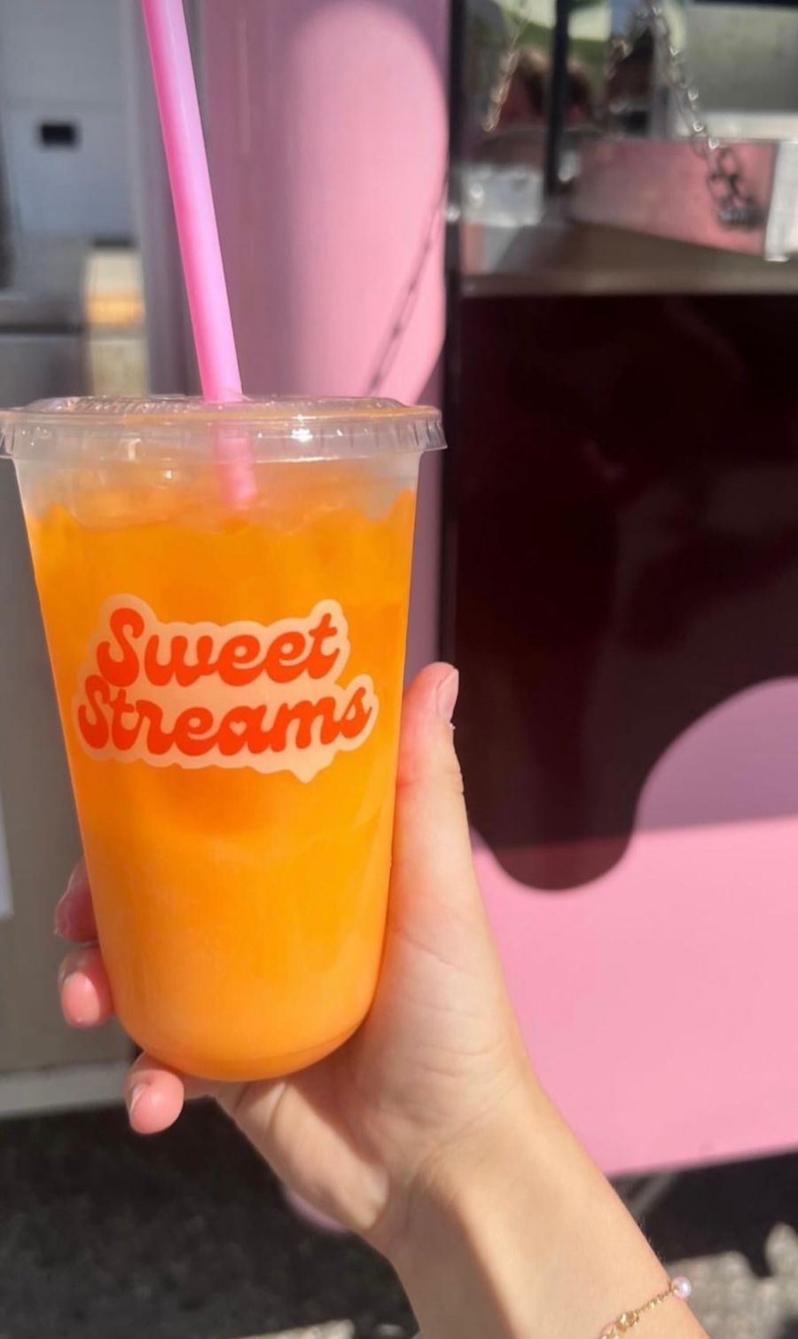 </who>The Dreamsicle is 7UP, orange syrup, vanilla syrup and sweet cream.