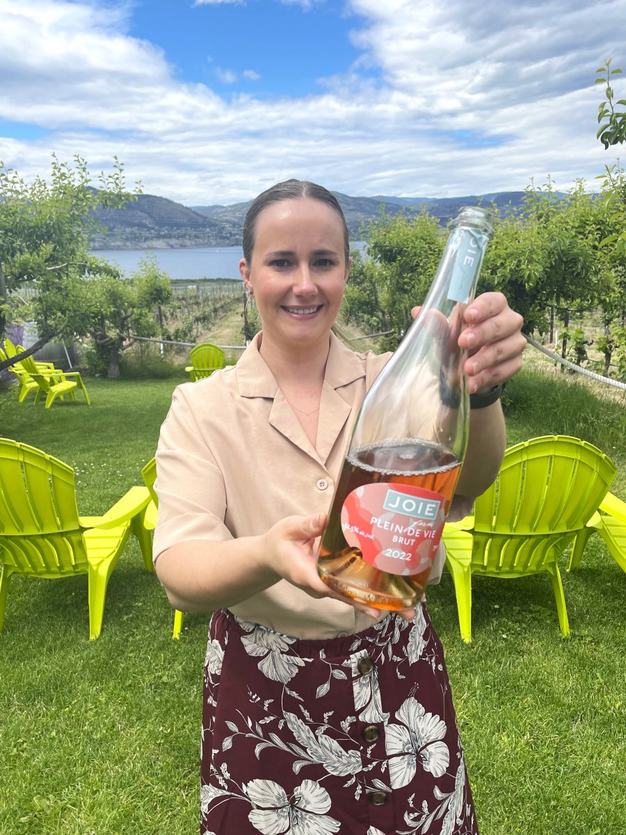 <who>Photo credit: Steve MacNaull/NowMedia Group</who>Tasting room associate Erin brings out the Plein De Vie sparkling at Joie Farm Winery.