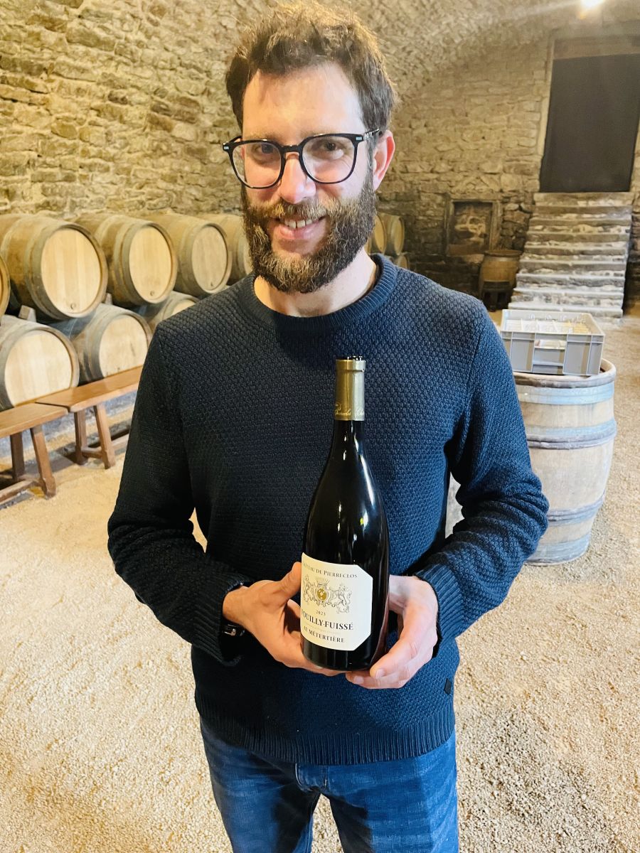</who>Guide Jonathan Moreno with Chateau de Pierreclos Pouilly-Fuisse 2023 Chardonnay.