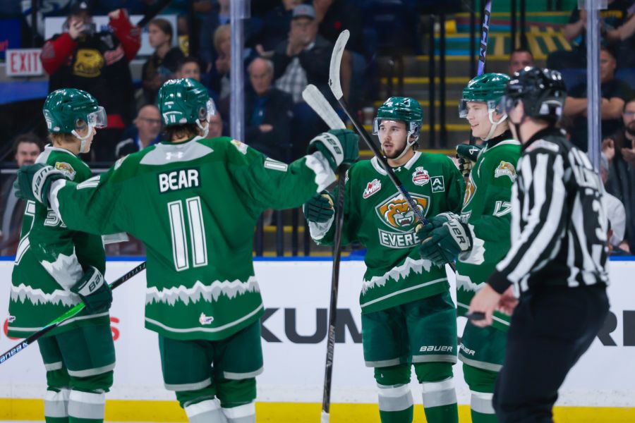 <who>Photo Credit: Steve Dunsmoor/CHL</who>The Silvertips celebrate Landon DuPont's 5-1 goal late in the 2nd period.
