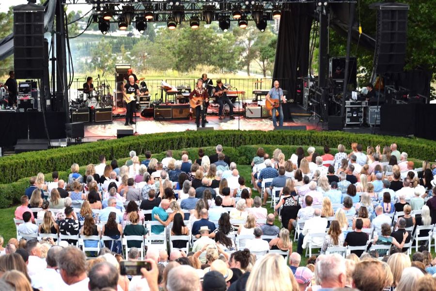 </who> It was a sell-out crowd of 1,000 at the Mission Hill's outdoor amphitheatre.