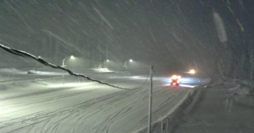 <who>Photo Credit: DriveBC webcam</who>Rogers Pass at 5 pm on Monday with a previous snowfall warning, along with a wind warning, in place.