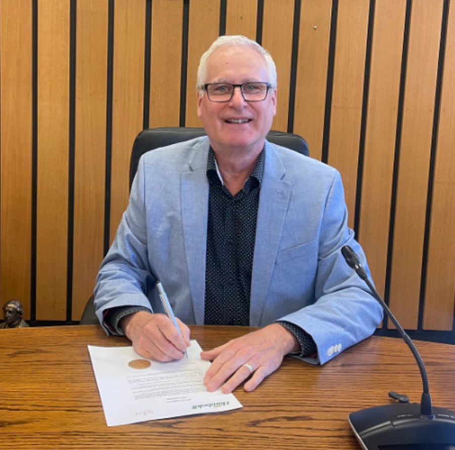 <who>Photo Credit: City of Humboldt</who>Mayor Rob Muench is encouraging residents to wear green on April 7 and to have conversations with their families about organ donation.