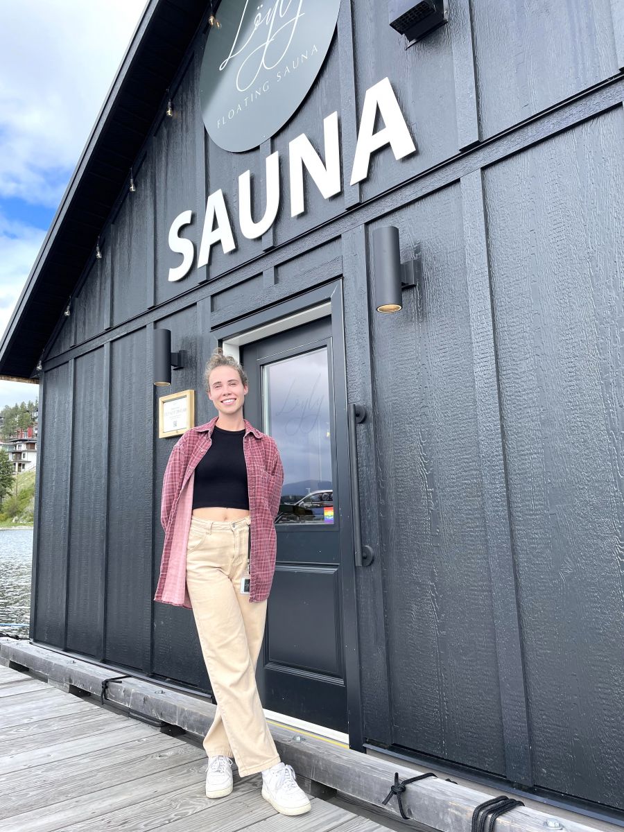 <who>Photo credit: Steve MacNaull/NowMedia Group</who>Loyly Floating Sauna attendant Shaye Tarry.