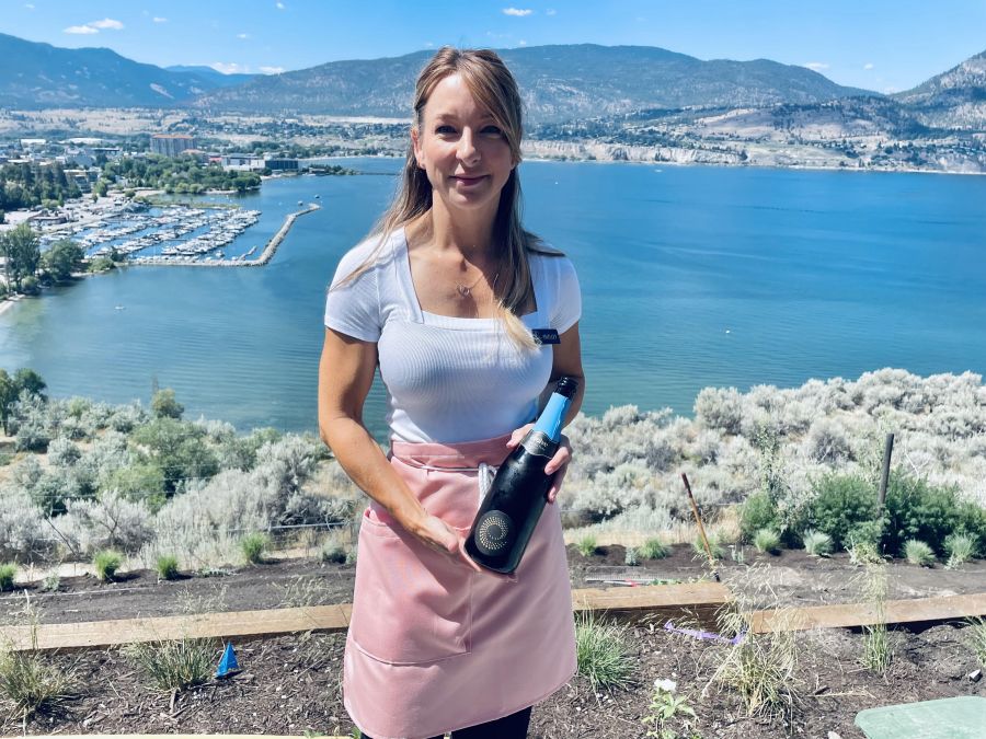 <who>Photo credits: Steve MacNaull/NowMedia Group</who>Shelley Cook from Evolve Sparkling House with the 2018 Brut Nature ($50) and the incredible view.