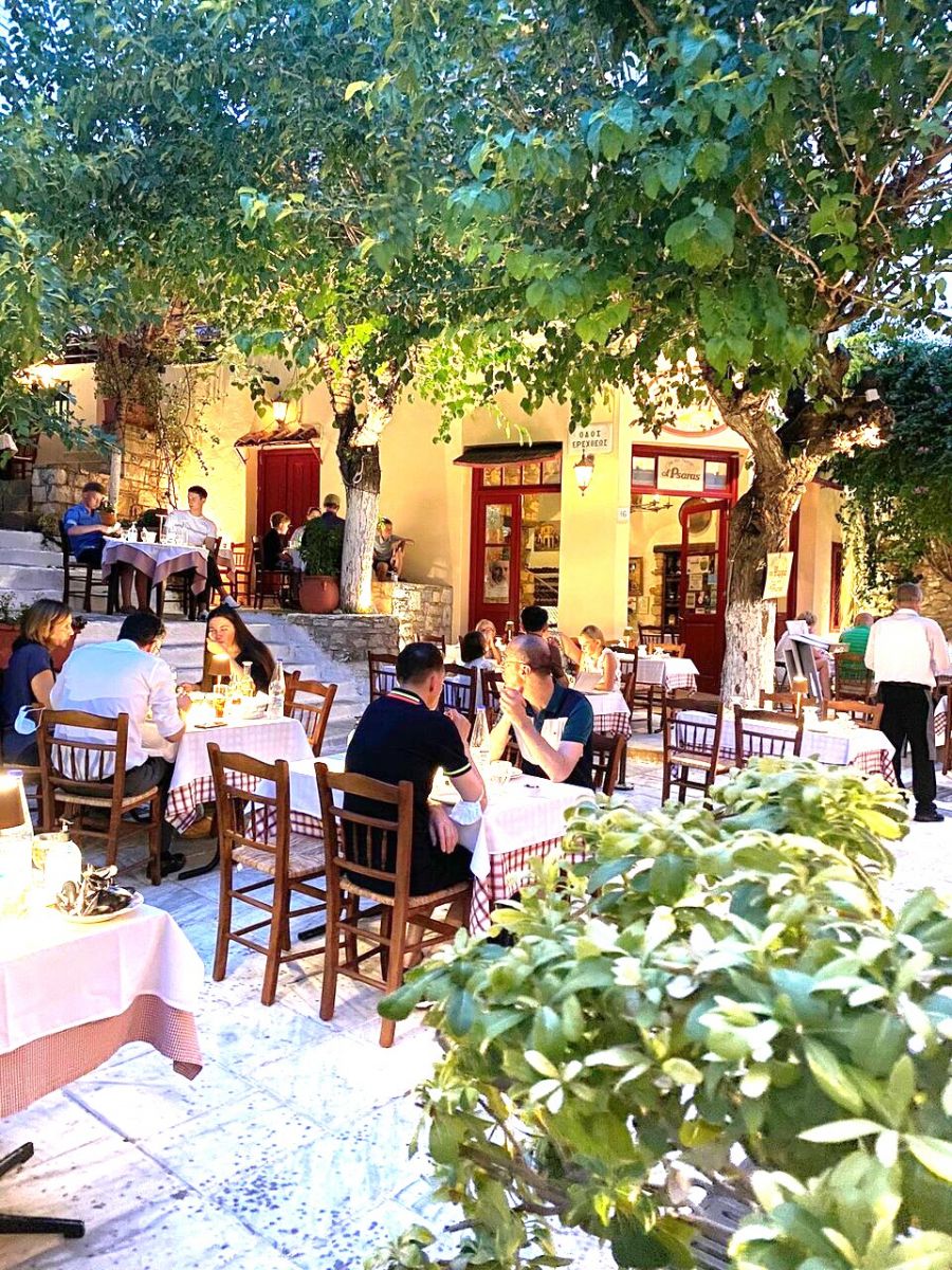 <who>Supplied by The Old Tavern of Psarras</who>The Old Tavern of Psarras is the oldest restaurant in Plaka, dating back to 1898.
