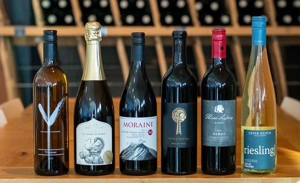 <who>Photo credits: Tania Veitch</who>Part 1, above, of the 'Best of the Bench,' from left, Van Westen Viscous 2022 ($28), Elephant Island Blanc de Blancs 2015 ($69), Moraine Estate 2022 Pinot Noir ($37), Little Engine 2020 Gold Merlot ($68), Three Sisters Gamay 2022 ($27) and Upper Bench 2022 Riesling ($26). Part 2, below, of the 'Best of the Bench,' from left, Howling Bluff 2022 Sauvignon Blanc-Semillon ($22), Chain Reaction Réserve 2022 Blanc de Noir ($35), Deep Roots 2022 Gamay ($22), Four Shadows 2023 Riesling Classic ($25), Terravista 2023 Fandango ($33) and Tightrope 2022 Pinot Noir Fleet Road ($38).