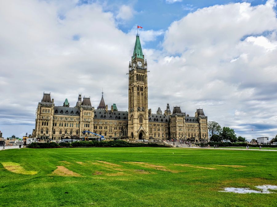 <who>Photo credits: Benoit Debaix on Unsplash and KelownaNow file</who>The mayor travelled to Ottawa, above, to give first-hand evidence on the Kelowna, below, crisis.