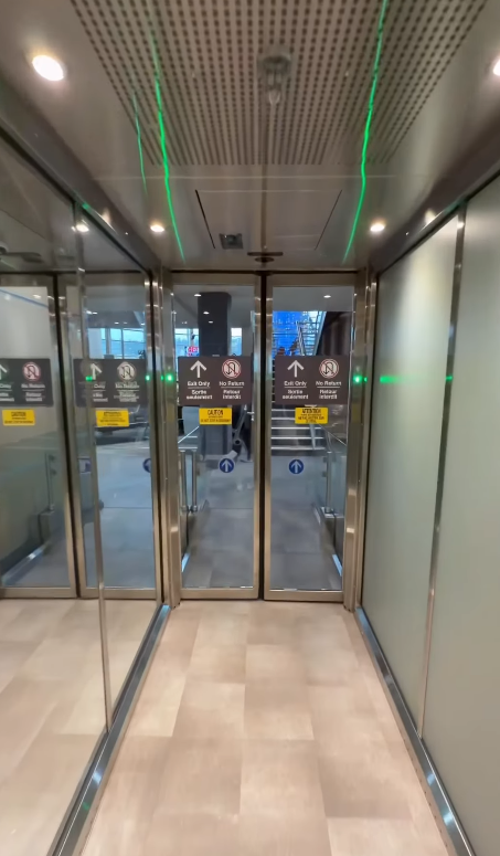 </who>The fast flow exit door system has a short hallway to prevent 'backflow' of passengers into the secure departure lounge.