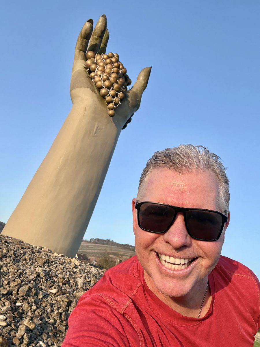 </who>Steve MacNaull selfie at the hand and grape statue in Chablis.