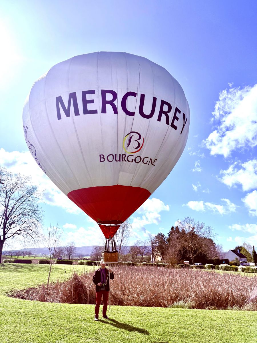 </who> A hot air balloon welcomes tasters at the Grands Jours de Bourgogne event at Tonnellerie de Mercurey.