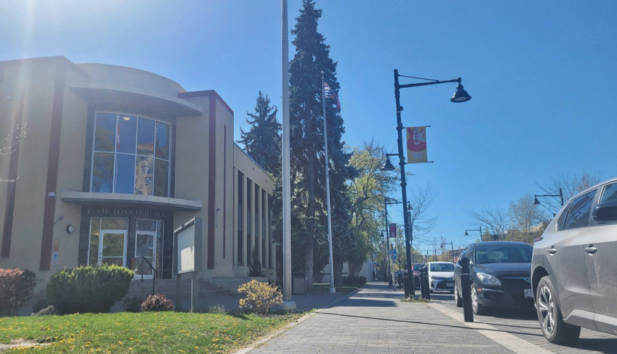 <who> Photo credit: Keith Lacey, Local Journalism Initiative Reporter </who> Penticton Court House.