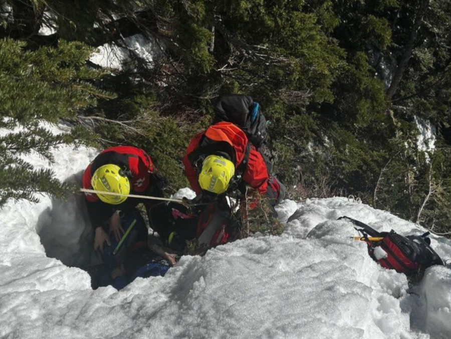 <who> Photo credit: North Shore Rescue/Facebook North Shore Rescue/Facebook </who> Five North Shore Rescue and 17 Lions Bay SAR crew went out to Mount Brunswick Saturday afternoon to help two hikers who had fell down during a hike Saturday.