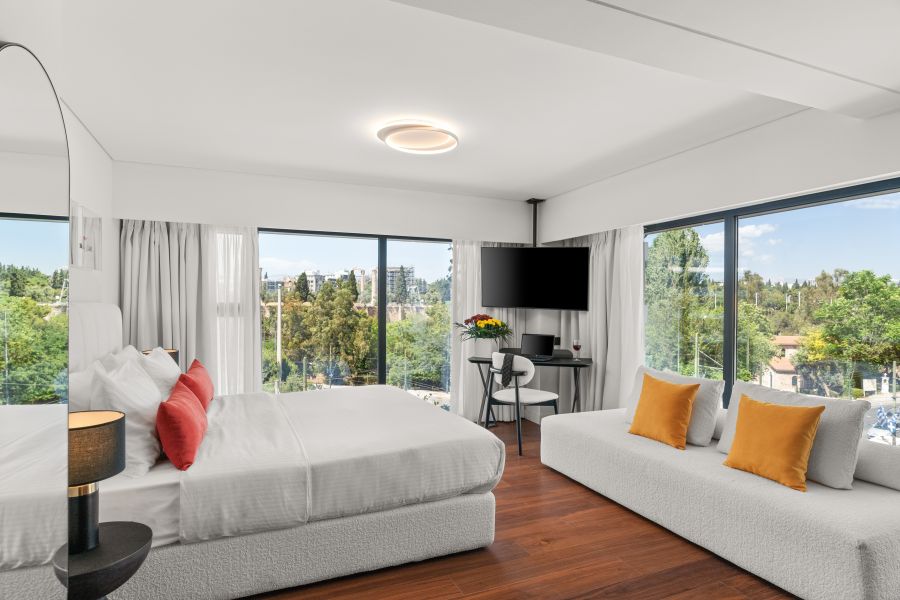 <who>Supplied by The Athenaeum</who>A junior suite.