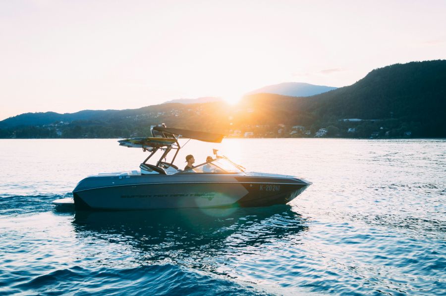 <who>Photo credit: Maxi am Brunnen on Unsplash</who>Boating at sunset.