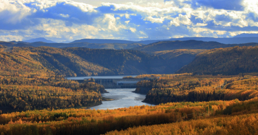 <who> Photo credit: 123RF </who> A file image showing a stretch of the Peace River.