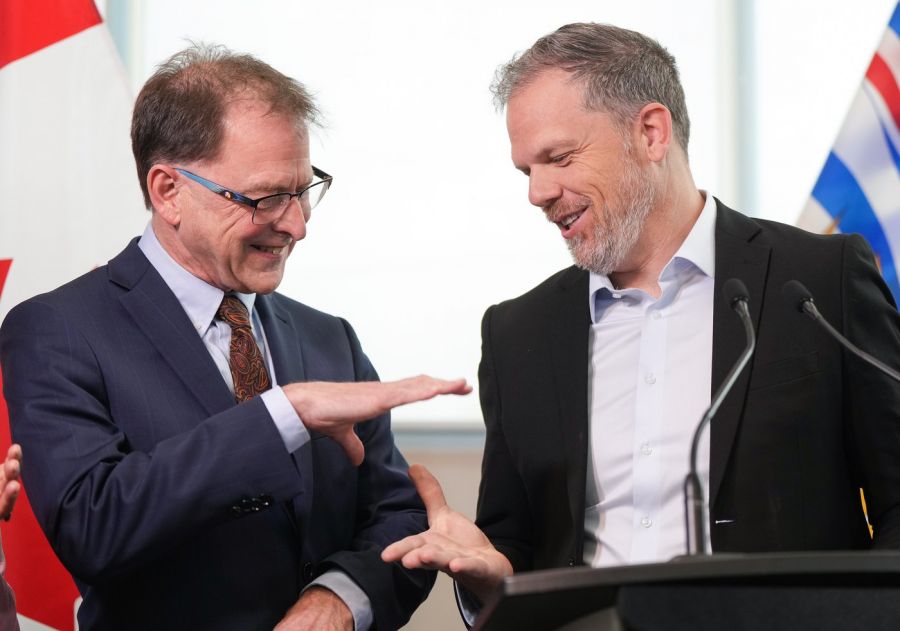 <who>Photo Credit: Canadian Press</who>BC's health minister Adrian Dix (L) and Canada's health minister Mark Holland.
