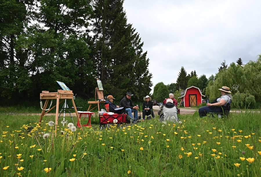 <who> Photo credit: LJI </who> Members of the Men in Hats art group break for lunch, pulling sandwiches and thermoses out of backpacks.