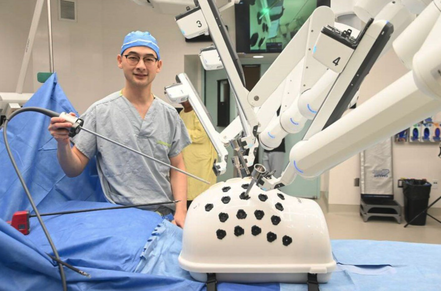 <who> Photo credit: Abby Luciano / North Shore News </who> Dr. Justin Lee uses the new Da Vinci Xi Robotic Surgical System at North Vancouver's Lions Gate Hospital.