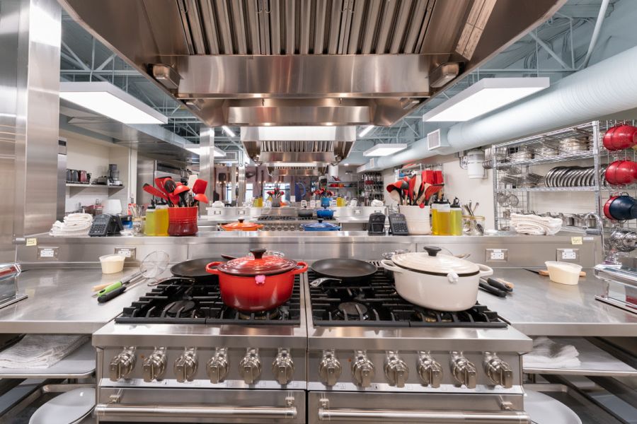 </who>Each cooking class station has its own oven, cooktop, counter space and sink.