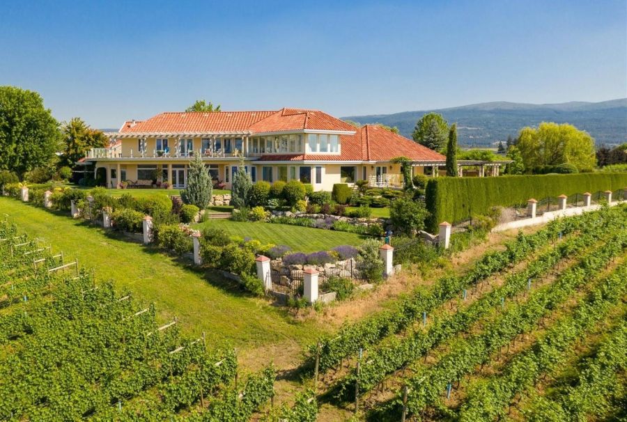 </who>The winery property includes the mansion that the Lewis live in.