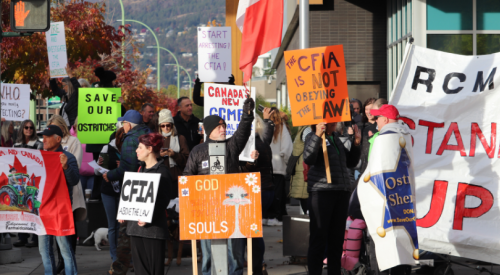 BC ostrich farm supporters rally in Kelowna, call for CFIA and RCMP to be investigated