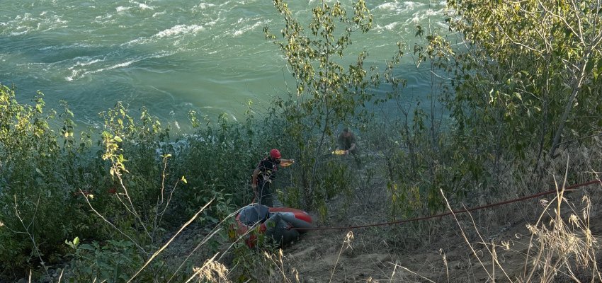 Search and rescue team saves paddleboarders stranded on Thompson River